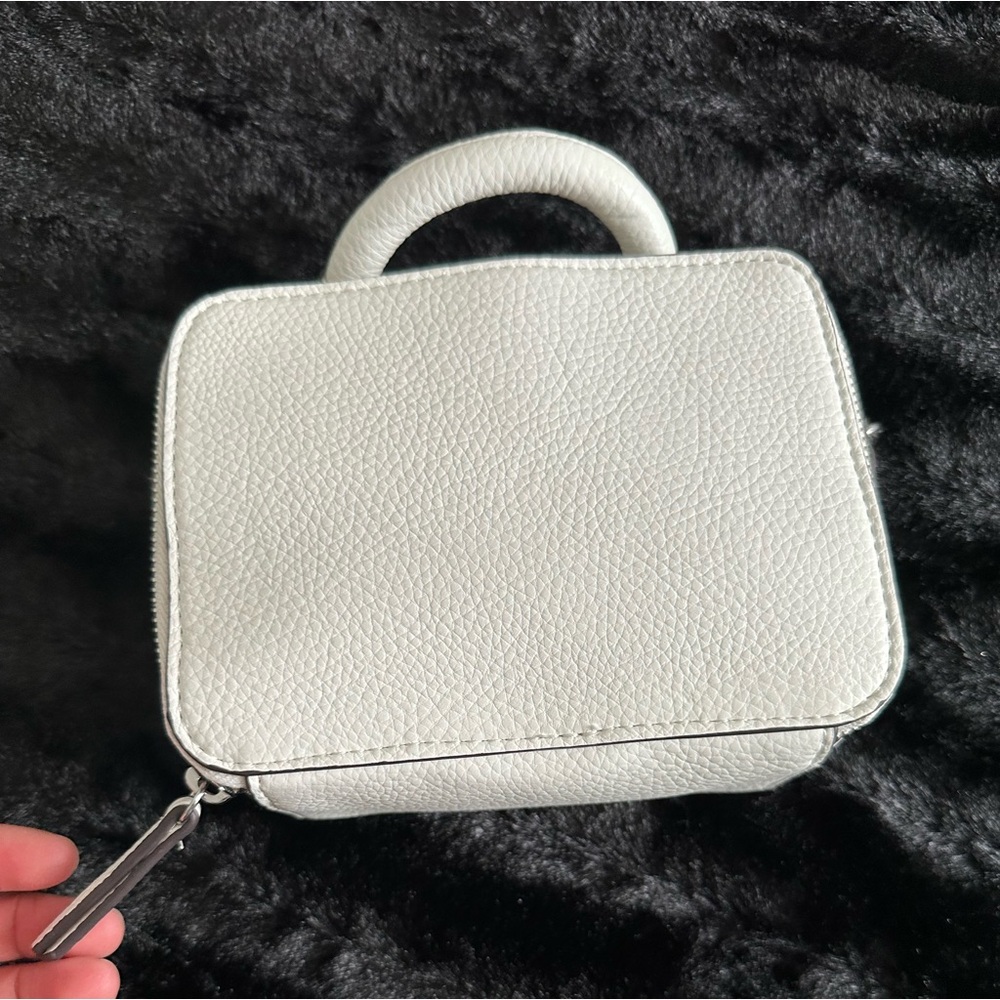 Camera bag 
(White)
Cross body and hand held